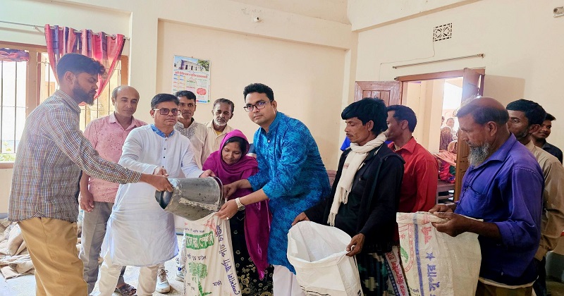 কার্ডধারী পরিবারকে ১০ কেজি করে চাল দেওয়া হচ্ছে