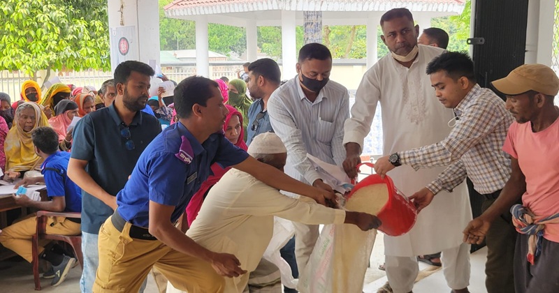 পবিত্র ঈদুল ফিতর উপলক্ষে পাবনার হেমায়েতপুরে ভিজিএফ এর চাল বিতরণ