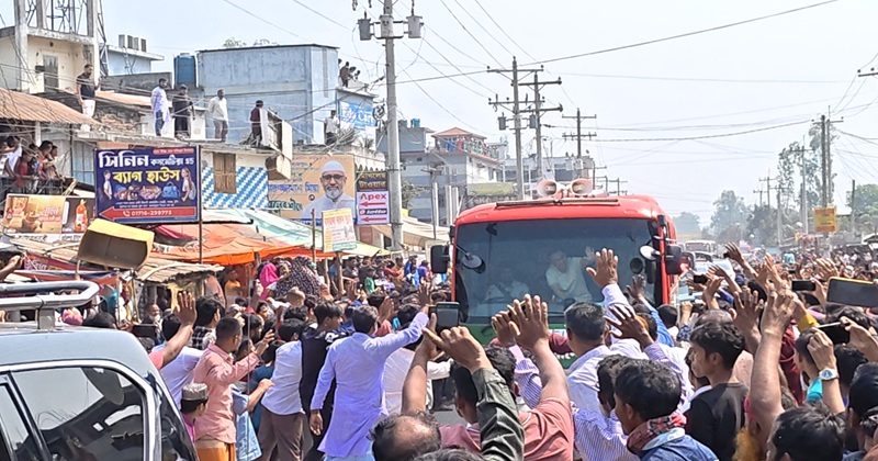 সৈয়দপুর বিমানবন্দর হতে সবার আগে বাংলাদেশ লেখা বাসে যাওয়ার পথে প্রধান মন্ত্রী তারেক রহমানকে দেখতে রাস্তায় দুই ধারে নেতাকর্মীদের ঢল