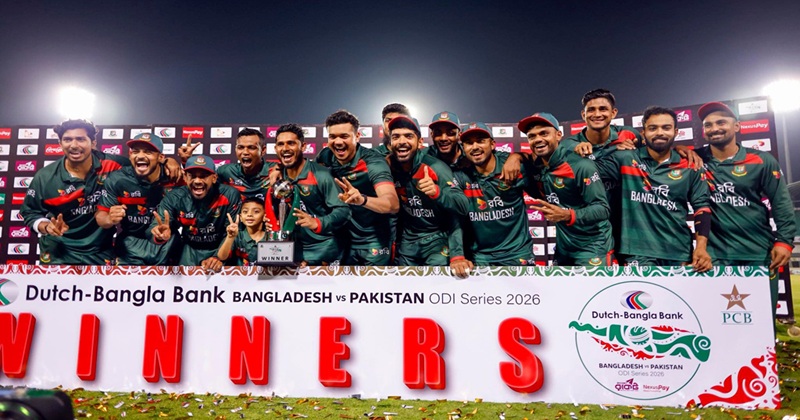 সিরিজের ট্রফিসহ বাংলাদেশের উল্লাস।