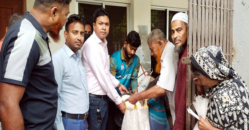 চাল বিতরণ