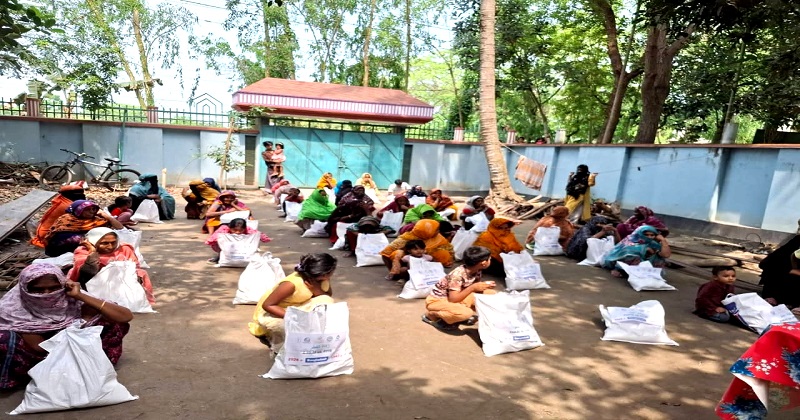 গরীব পরিবারের মধ্যে ঈদ সামগ্রী বিতরণ
