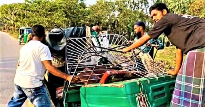 বাস ও সিএনজি চালিত অটোরিকশার মুখোমুখি সংঘর্ষ