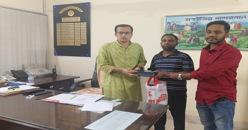 লামায় উদ্ধারকৃত মোবাইল ফোন মালিককে হস্তান্তর করছেন ওসি