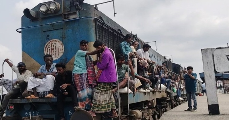 ফরিদপুরের ভাঙ্গায় ঈদ যাত্রার ট্রেনে উপচে পড়া ভিড় লক্ষ্য করা গেছে।