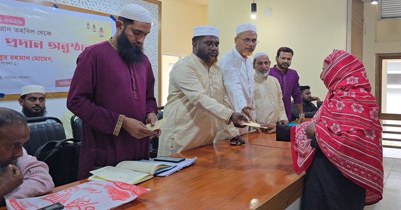 সাঁথিয়ায় প্রধানমন্ত্রীর ত্রান তহবিলের ১০ লাখ টাকা বিতরণ