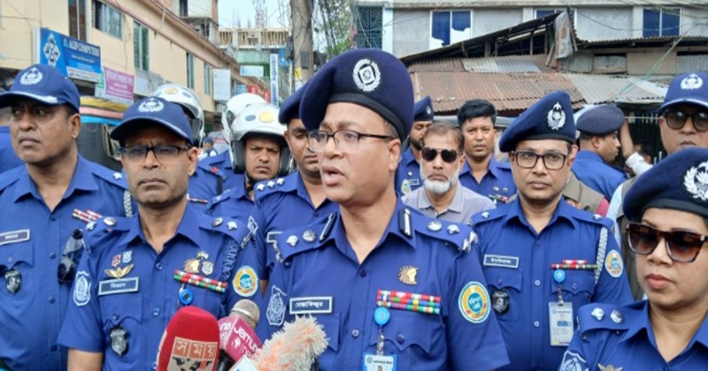 ঝালকাঠির ঈদবাজার পরিদর্শনে ডিআইজি মোস্তাফিজুর রহমান