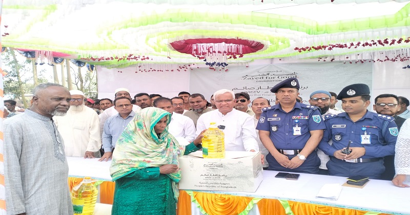 মন্ত্রী জাহিদ হোসেন দুস্থদের মাঝে খাদ্যসামগ্রী বিতরণ করছেন