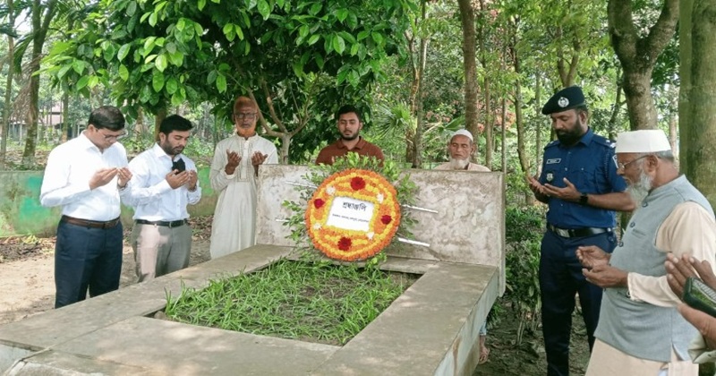 কেন্দুয়ায় শহীদ মুক্তিযোদ্ধাদের কবর জিয়ারত