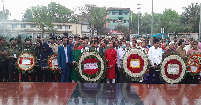 স্বাধীনতা দিবসে পাইকগাছা শহীদ স্মৃতি সৌধে বিনম্র শ্রদ্ধা