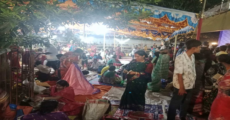 ভক্ত ও দর্শনার্থীর পদচারণায় উৎসবমুখর পরিবেশ