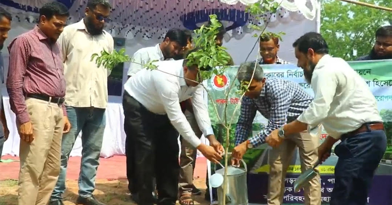 পাবনায় বৃক্ষরোপণ কর্মসূচির উদ্বোধন করেন জেলা প্রশাসক ড. শাহেদ মোস্তফা।