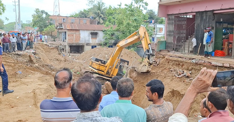 অবৈধ স্থাপনা উচ্ছেদ অভিযানে প্রশাসন