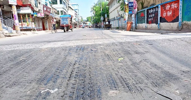 তীব্র গরমে গলেছে সড়কের পিচ