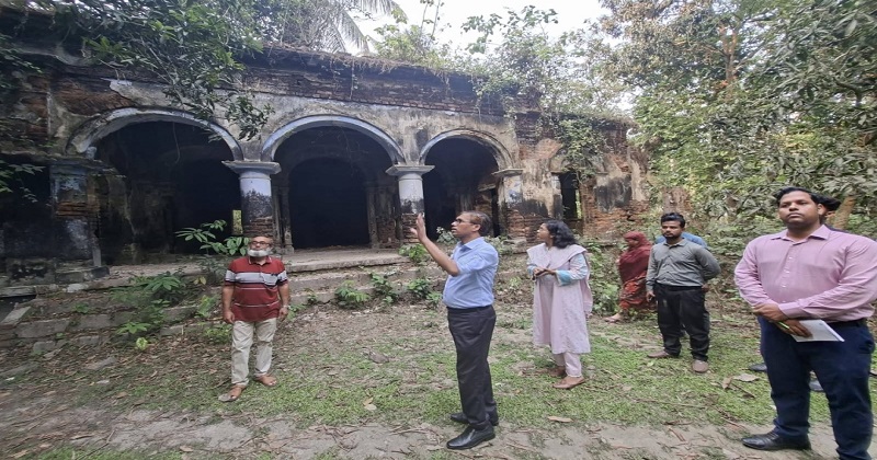স্থাপত্যশৈলী পরিদর্শনে জেলা প্রশাসক ড. মোহাম্মদ আব্দুস ছালাম