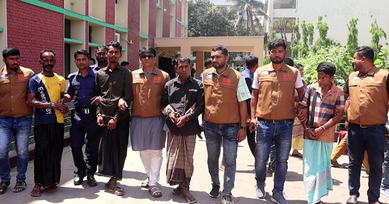 পোরশায় সড়ক অবরোধ করে সংঘটিত ডাকাতির ঘটনায় আন্তঃজেলা ডাকাত চক্রের চার সদস্যকে গ্রেফতার করেছে পুলিশ।