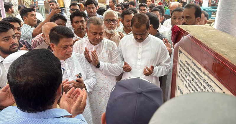 রায়পুরে ‘উপজেলা সড়কের’ সংস্কার কাজের উদ্বোধন করলেন এমপি