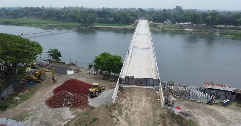 ভূমি অধিগ্রহণ জটিলতায় সংযোগ সড়ক না হওয়ায় নওগাঁর মহাদেবপুর উপজেলার আত্রাই নদীতে নির্মিত ব্রীজটি কোন কাজেই আসছে না।