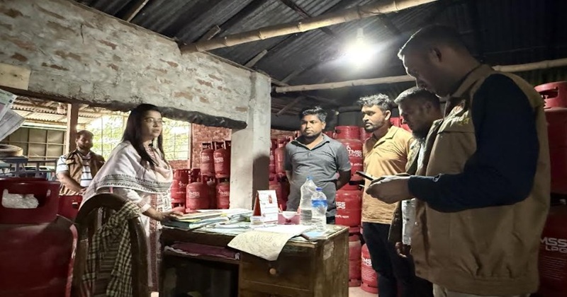 কালীগঞ্জে লাইসেন্স ছাড়াই মজুদ, কৃত্রিম সংকট তৈরির দায়ে দেড় লাখ টাকা জরিমানা