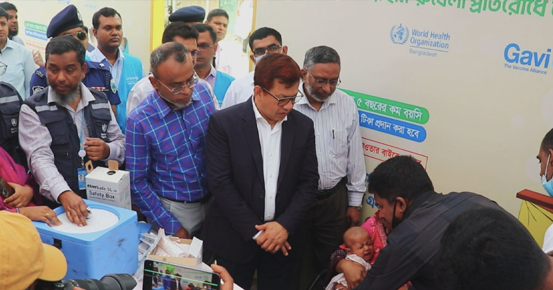 পাবনা স্বাস্থ্য কর্মকর্তাদের উদ্বোধনী অনুষ্ঠানে টিকাদান কর্মসূচী প্রদর্শন করছেন স্বাস্থ্য সচিব।