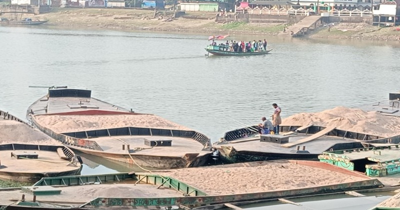 সুনামগঞ্জের ধোপাজান থেকে অবৈধ বালু লুট: অভিযান চালিয়ে নৌকা আটক