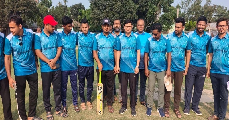 নেত্রকোণার কেন্দুয়ায় উপজেলা প্রশাসন একাদশ বনাম কেন্দুয়া থানা পুলিশ প্রশাসন একাদশের মধ্যে এক প্রীতি ক্রিকেট ম্যাচ অনুষ্ঠিত