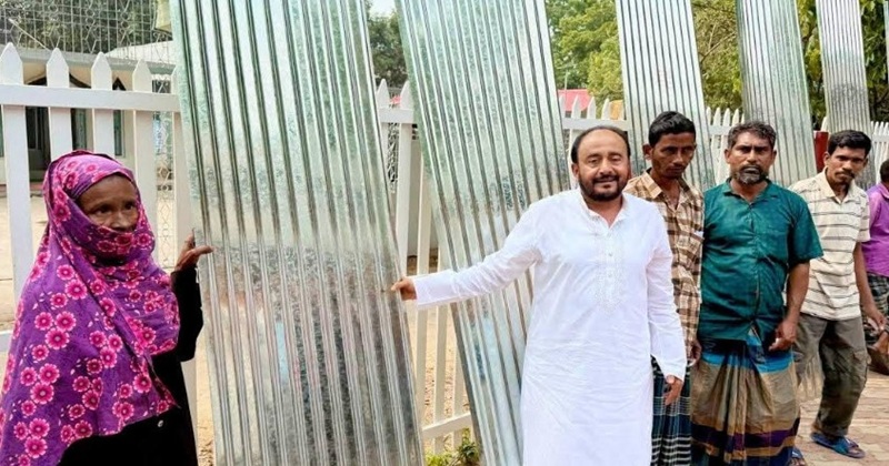 শ্রীমঙ্গলে ঝড়ে ক্ষতিগ্রস্থ ১৭ পরিবারের মাঝে ঢেউটিন বিতরন করলেন এমপি আলহাজ্ব মুজিবুর রহমান চৌধুরী