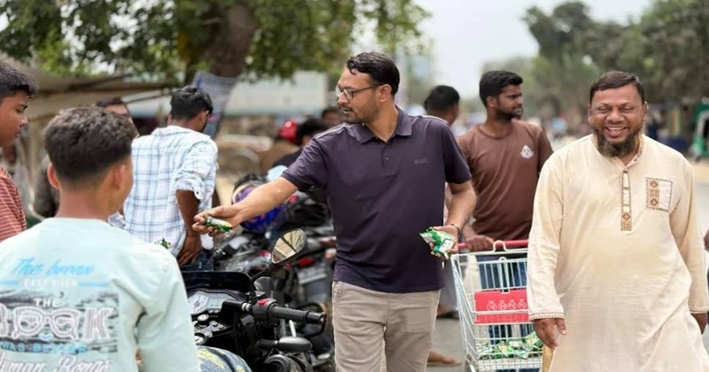 সাপাহারে দীর্ঘ লাইনে তৃষ্ণার্তদের মাঝে পাম্প কর্তৃপক্ষের সরবত ও শুকনা খাবার বিতরণ