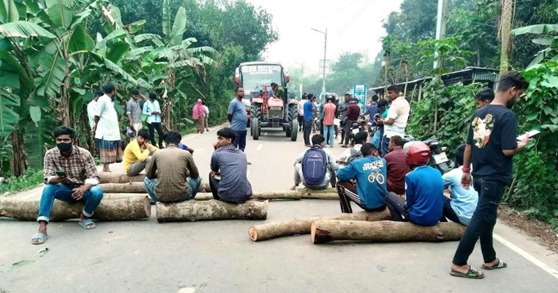 জামালপুরের ইসলামপুরে তেল সংকটে সড়ক অবরোধ
