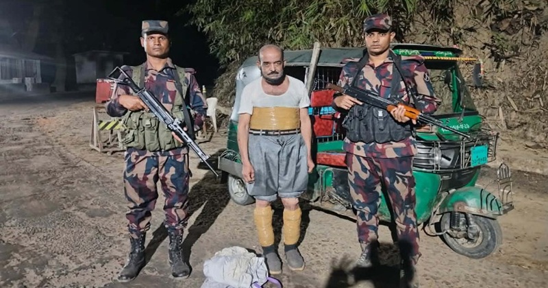 নাইক্ষ্যংছড়ি উপজেলায় অভিনব কায়দায় পাচারের সময় গাঁজাসহ এক ব্যক্তিকে আটক করেছে বর্ডার গার্ড বাংলাদেশ (বিজিবি)