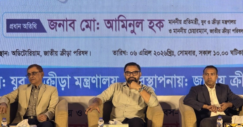 সংবর্ধনা অনুষ্ঠানে ক্রীড়াপ্রতিমন্ত্রী আমিনুল হক (মাঝে), ডানে বাফুফে সভাপতি তাবিথ আউয়াল।