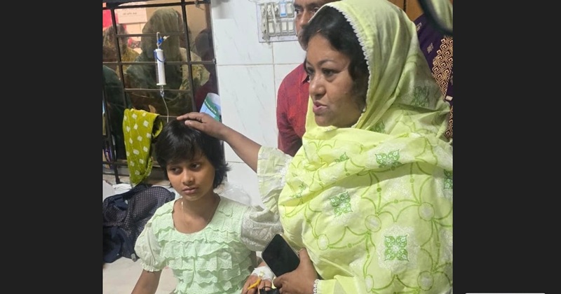 মাদারীপুরে স্কুল ফিডিংয়ের খাবার খেয়ে অসুস্থ শিক্ষার্থীদের হাসপাতালে দেখতে গেলেন জেলা প্রশাসক