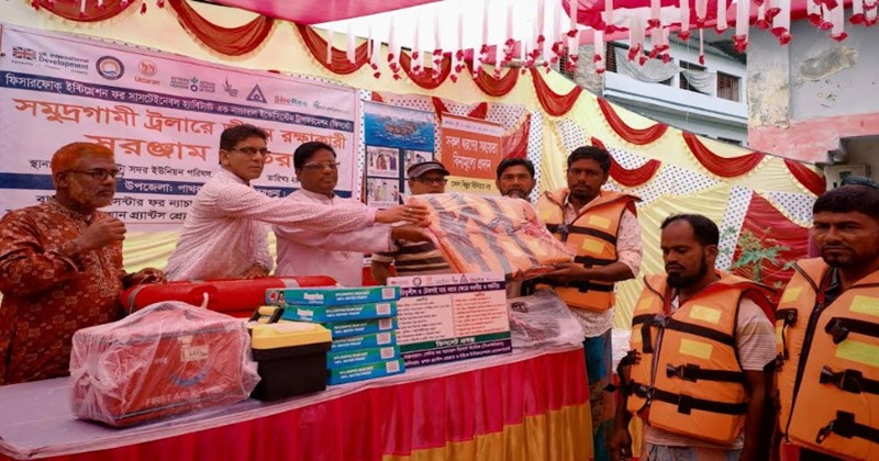 পাথরঘাটায় ১০০ ট্রলারে দেয়া হলো সমুদ্রগামী  লাইফ বয়া এবং লাইফ জ্যাকেট