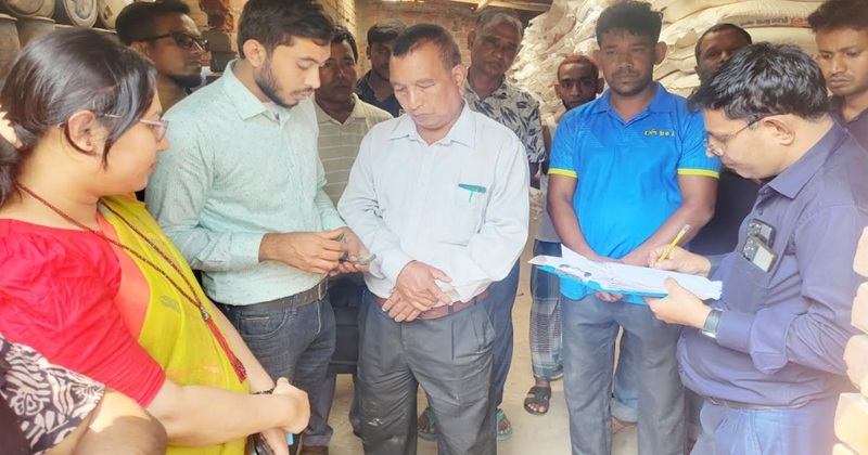 ডোমারে ভোজ্য তেলের মজুদের অভিযোগে তিন প্রতিষ্ঠানকে দুই লক্ষ টাকা অর্থদন্ড