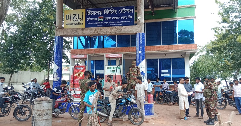 ভিড় নিয়ন্ত্রণে সেনা সদস্যরা