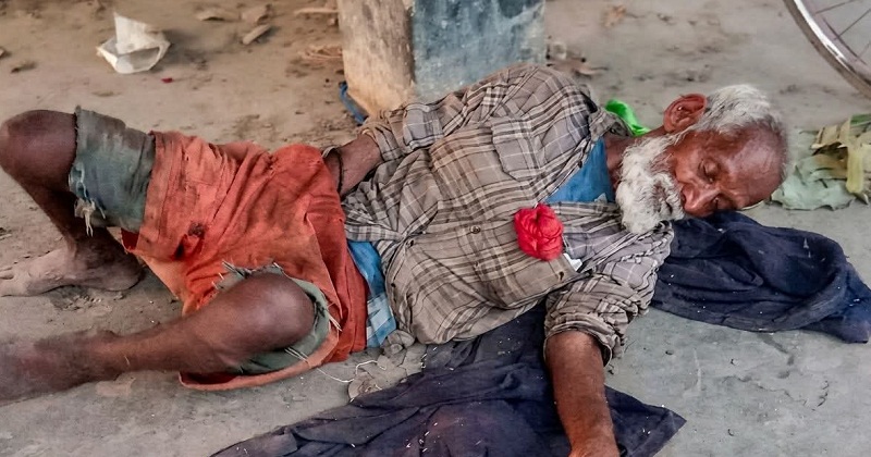 এক মাস ধরে পড়ে আছে বাকরুদ্ধ বৃদ্ধ