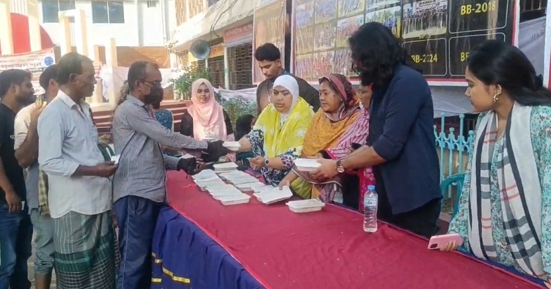 নিম্নআয়ের মানুষের মধ্যে দুপুরের খাবার বিতরণ