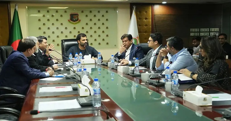 জাতীয় ক্রিকেট স্টেডিয়ামে বড় ক্লাবগুলোর সঙ্গে অনুষ্ঠিত সভায় উপস্থিত অ্যাডহক কমিটির প্রধান তামিম ইকবাল