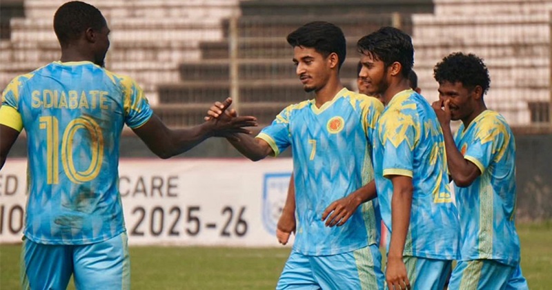 বাংলাদেশ ফুটবল লিগে শুক্রবার মোহামেডানের বিপক্ষে গোল করায় সুলেমানে দিয়াবাতেকে অভিনন্দন জানাচ্ছেন আবাহনীর সতীর্থরা-ইন্টারনেট