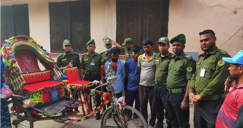 উদ্ধার করা অটোরিক্সা ও সরঞ্জাম