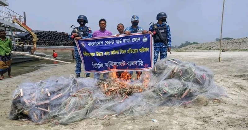 রাজবাড়ীতে জাটকা সংরক্ষণ সপ্তাহ-২০২৬ উপলক্ষে পদ্মায় অভিযান: ১ লক্ষ মিটার কারেন্ট জাল জব্দ