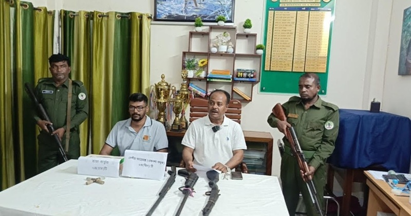 পশ্চিম সুন্দরবনে বনবিভাগের অভিযানে উদ্ধারকৃত দেশিয় আগ্নেয়াস্ত্র ও কার্তুজ।