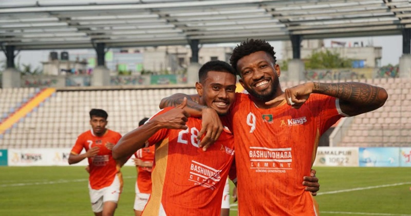 বাংলাদেশ ফুটবল লিগে শনিবার সতীর্থের সঙ্গে দোরিয়েলতনের উদযাপন (৯ নম্বর জার্সি)।