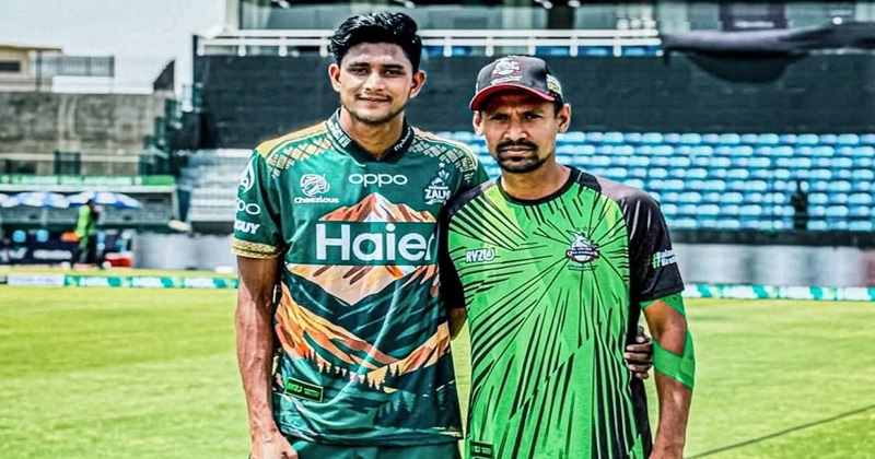 ম্যাচ শুরুর আগে একসঙ্গে ক্যামেরাবন্দী মুস্তাফিজুর রহমান (ডানে) ও নাহিদ রানা।