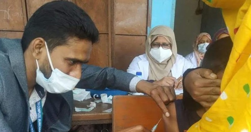 হামের হটস্পট আটঘরিয়ায় বিরতিহীন ভাবে চলছে টিকা দান কার্যক্রম