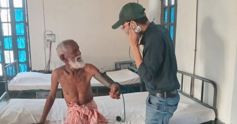 সেই বৃদ্ধকে হাসপাতালে ভর্তি