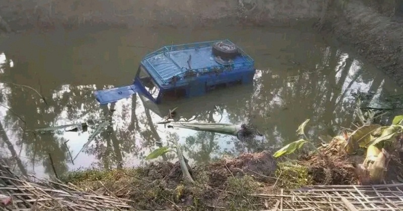 পুকুরে বরযাত্রীর গাড়ি