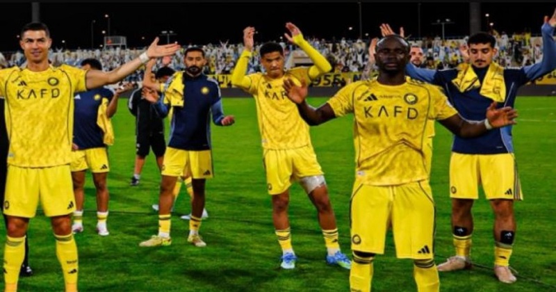 : সতীর্থদের সঙ্গে রোনালদোর উদযাপনের দৃশ্য।