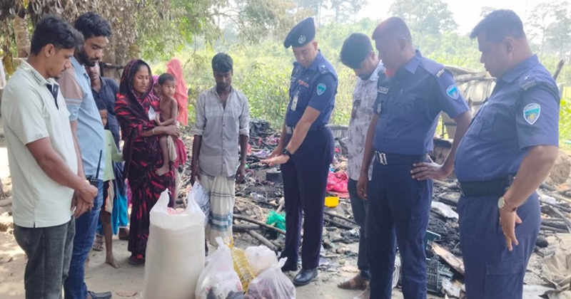 ঈদগাঁওয়ে অগ্নিকাণ্ডে ক্ষতিগ্রস্ত পরিবারকে সহায়তা দিয়েছেন ওসি