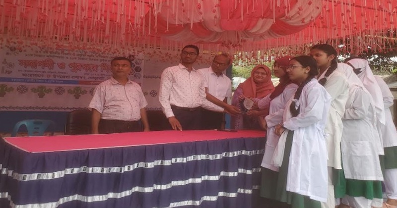 ঘোড়াঘাটে  বিজয়ী প্রতিষ্ঠানের মাঝে সম্মাননা স্মারক ক্রেষ্ট প্রদান করা হয়